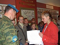 Племянница Героя России гвардии капитана Виктора Романова Любовь Белкина вместе с делегацией с родины Героя из Свердловской области в музее 104-го гвардейского десантно-штурмового Краснознамённого полка, экскурсию ведет гвардии майор Виталий Агапов