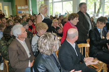 Зал приветствует родителей, погибших десантников