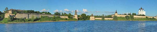 В центре Высокая и Плоская башни. Между ними находились Водобежные ворота